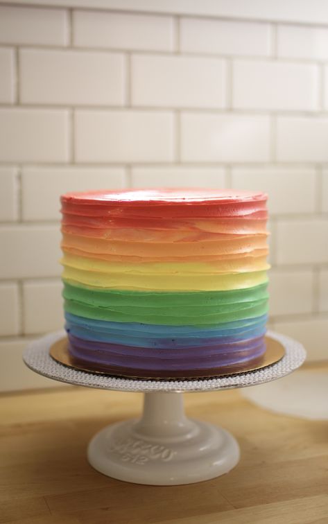 Pride Cupcakes Rainbow Cakes, Rainbow Cake For Adults, Rainbow Color Cake Birthday, Pride Birthday Cakes, Pride Cakes Ideas, Cocomelon Rainbow Cake, Gay Birthday Cake, Bolo Gay, Pride Cake Ideas