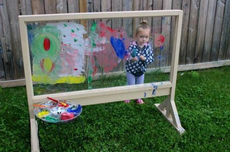 Whether it’s a cloud’s unique shape or the garden’s many vibrant hues, nature provides an endless source of inspiration. Set up an art studio outdoors and help your mini Monets find their muse. Scroll down to find 11 genius ideas from a few creative parents; the kids will love spending time outside and you won’t mind the mess. It’s the perfect set... Creative Garden Ideas, Ideas Terraza, Painting Easel, Art Spaces, Outdoor Play Spaces, Outdoor Play Areas, Kids Outdoor Play, Outdoor Play Area, Natural Playground