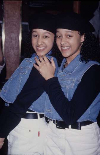 Tia and Tamera Mowry (Sister Sister Show) Sister Sister Fashion, Sister Sister Outfits 90s, Sister Sister Outfits, Sisters Tv Show, Tia And Tamera, Tamara Mowry, Tia And Tamera Mowry, Tamera Mowry, Black 90s