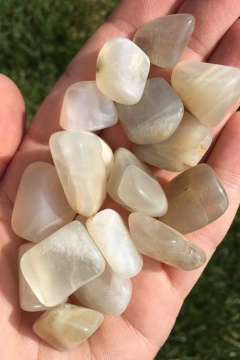 White Moonstone Crystal, Fertility Crystals, Raw Moonstone, Moonstone Crystal, White Moonstone, White Crystals, Minerals And Gemstones, Rocks And Gems, Rock Hounding