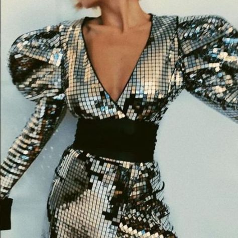 28 Disco Outfit Ideas 18 Disco Party Outfit Ideas, 70s Disco Outfit, Disco Party Outfit, 70s Mode, 70s Fashion Disco, Disco Look, Look 80s, Disco Fashion, Bright Dress