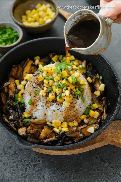 This vegan Sizzling Mushroom Pepper Rice is packed with mushrooms, rice, corn, scallions, pepper, with a sweet brown sauce. Resep Vegan, Pepper Rice, Vegan Asian Recipes, Vegan Asian, Brown Sauce, Homemade Teriyaki Sauce, Vegan Kitchen, Sushi Rice, Tofu Recipes