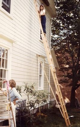 Martha Stewart painting her house on Turkey Hill Rd. Daughter Alexis on ladder. Martha Stewart Cooking School, East Coast Aesthetic, Martha Stewart Paint, Martha Stewart Christmas, Turkey Hill, Martha Stewart Home, Martha Stewart Living, Queen Mother, Martha Stewart Weddings