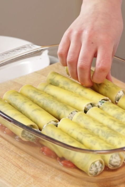 Cannelloni - makaron do zapiekania. http://womanmax.pl/cannelloni-makaron-zapiekania/ Canaloni Recipe, Caneloni Recipe, Cannelloni Recipe, Ricotta Cannelloni, Cannelloni Pasta, Saffron Chicken, Cannelloni Recipes, Manicotti Recipe, Resep Pasta