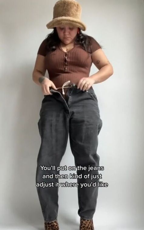 Here, I’m going to give you an amazing hack for making an adjustable waistband for your jeans. The best part is that there is no sewing required. How To Extend Waistband On Jeans, Big Pants, Oversized Jeans, Baggy Pant, Adjustable Waistband, Low Waisted, Baggy Jeans, Diy Inspiration, Workout Pants