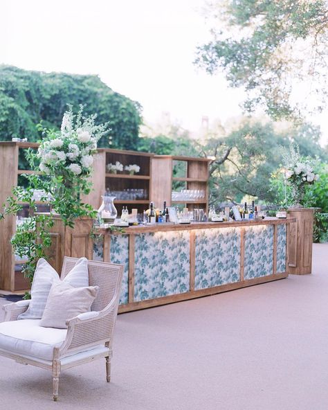 From watercolor wedding crests to latticework panels, we're giving these creative wedding bar ideas top marks for their equal parts confidence, beauty and function! Wedding Drink Bar Station, Bar Setup For Wedding, Pemberton Wedding, Wedding Bar Ideas, Wedding Bars, Drink Stations, Outdoor Vibes, Wedding Pool Party, Bee Wedding