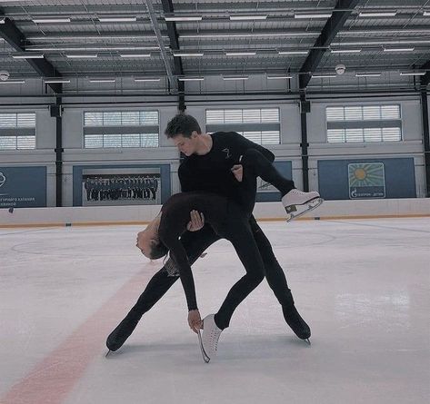 Ice Skating Photography, Ice Skating Pictures, Tessa Virtue Scott Moir, Tessa And Scott, Skate 3, Skating Aesthetic, Skater Aesthetic, Spin Out, Ice Skaters