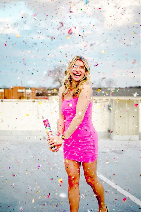 21st Birthday Photoshoot With Best Friend, 21st Birthday Outdoor Photoshoot, 21st Birthday Ideas Photo Shoots Outside, 21 Year Old Birthday Photoshoot, 21 Photoshoot Ideas Birthday Outside, Birthday Photoshoot Confetti, Cute Bday Poses, 21 Photo Shoot Ideas, Confetti Photoshoot Birthday