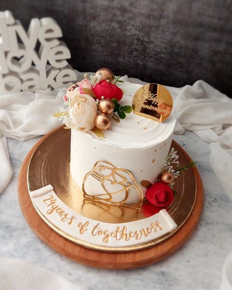 Anniversary cake Fondant Anniversary Cake Ideas, Small Anniversary Cake Designs, Beautiful Anniversary Cake, First Anniversary Cake Ideas 1 Year, Mom Dad Anniversary Cake, Anniversary Cake Ideas For Parents, 10 Anniversary Cake, 1 Year Anniversary Cake Ideas, Aniversary Cakes Designs