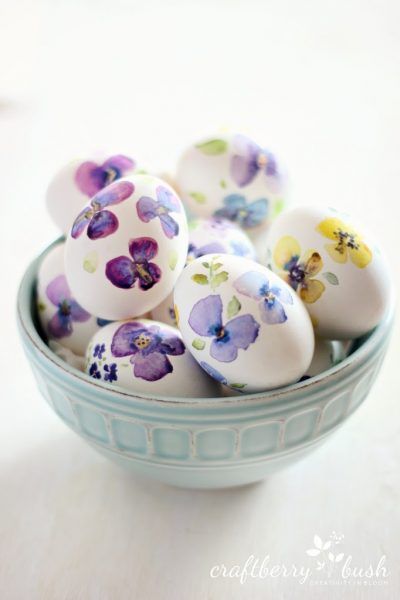 Over 50 Ways To Decorate Easter Eggs - The Cottage Market Diy – Velikonoce, Creative Easter Eggs, Painted Eggs, Easter Egg Designs, Easter Egg Painting, Easter Inspiration, Easter Eggs Diy, About Easter, Egg Crafts