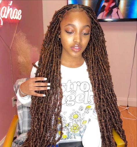 Brown Faux Locs, Braids Ideas, Butterfly Locs, Faux Locs Hairstyles, Bantu Knots, Locs Hairstyles, Faux Locs, Hair Dos, Style Ideas