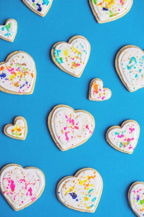 Fun Valentine's Day DIY Idea - Make Colorful Splatter Painted Heart Cookies Chocolate Covered Strawberry Cake, Painted Cookies, Gold Food, Heart Sugar Cookie, Valentines Baking, Pretty Desserts, Heart Shaped Valentines, Paint Cookies, Edible Paint