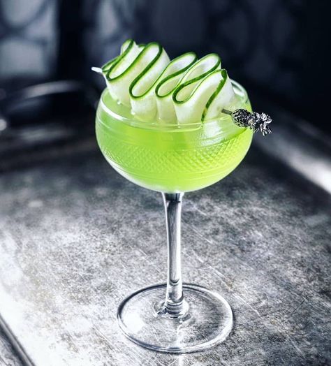 Bartender on Instagram: “Sammy Paradise  60ml Vodka 15ml Dry Vermouth 15ml Melon Liqueur 5 muddled Cucumbers Garnish: Cucumber Ribbon and Himalayan sea salt & black…” Gin Prosecco Cocktail, Pepper Infused Olive Oil, Host Game Night, Paradise Cocktail, Melon Liqueur, Drink Garnishing, Prosecco Cocktails, Himalayan Sea Salt, Liqueurs Recipes