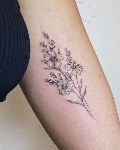 Liza van Olden-Sie | Tattooing on Instagram: “Buttercup and daisies for Frederique on her birthday 🥳⠀⠀⠀⠀⠀⠀⠀⠀⠀ .⠀⠀⠀⠀⠀⠀⠀⠀⠀ .⠀⠀⠀⠀⠀⠀⠀⠀⠀ .⠀⠀⠀⠀⠀⠀⠀⠀⠀ #tattoo #tattoos #botanicaltattoo…” Daisy Tattoo Ideas, Buttercup Tattoo, Sweet Pea Tattoo, Daisy Tattoo Designs, Daisy Flower Tattoos, Flower Bouquet Tattoo, Birthday Tattoo, Bouquet Tattoo, Daisy Tattoo