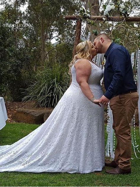 Wedding Gowns Plus Size, Wedding Dresses Modest, Studio Levana, Gowns Plus Size, Curvy Wedding, Marriage Reception, Modest Wedding Gowns, Delicate Wedding, Plus Size Wedding Gowns