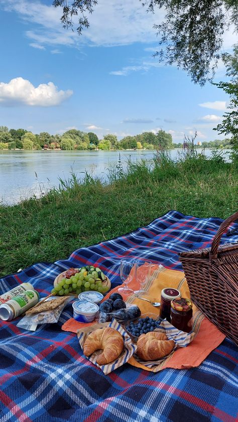 Picnic Photography, Dream Dates, Picnic Inspiration, Cute Date Ideas, Romantic Picnics, Aesthetic Couple, Picnic Date, Summer Bucket Lists, A Picnic