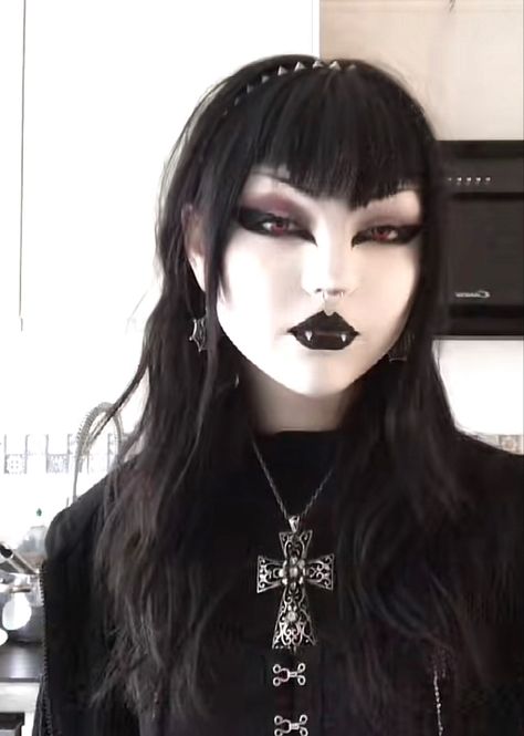 Goth Makeup Vampire, Romantic Vampire Goth Makeup, Goth Makeup Almond Eyes, White Face Goth Makeup, Tradgoth Hair, Goth Makeup No Eyebrows, Trad Goth Makeup Black Women, Goth Makeup Halloween, V Shaped Bangs