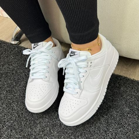 Female Sneakers, Pretty Sneakers, White Nike Shoes, Fashion Shoes Heels, Causal Outfits, Girly Shoes, Swag Shoes, Nike Shoes Women, Trendy Shoes