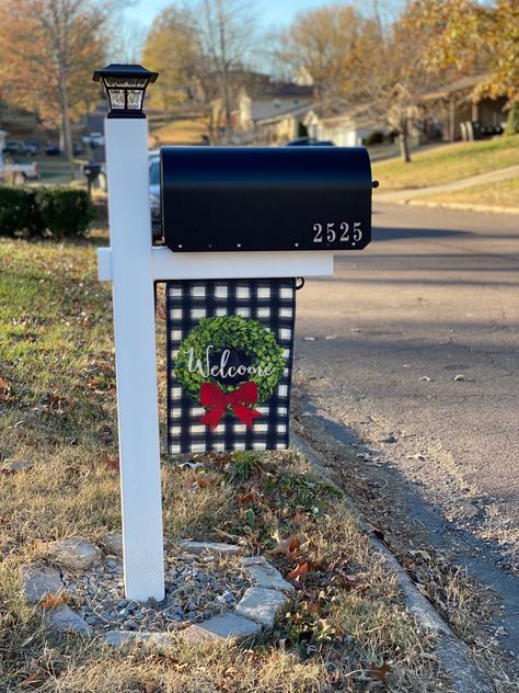 New Mailbox Ideas, Mailbox Makeover Diy, Simple Curb Appeal, Farmhouse Mailboxes, Country Mailbox, Garden Flags Ideas, Rustic Mailboxes, Mailbox Planter, Mailbox Flowers