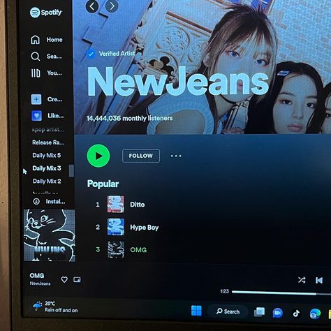 Listening To Kpop Spotify, Hypeboy Newjeans Aesthetic, New Jeans Spotify Aesthetic, Spotify Photos Aesthetic, Spotify Playlist Aesthetic Wallpaper, Listening To Kpop Aesthetic, Ditto Newjeans Spotify, Omg Newjeans Spotify, Ditto Spotify