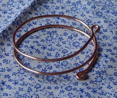 How to make an copper bracelet? Useful Projects, Copper Crafts, Copper Diy, Wire Wrapped Rings, Copper Bracelet, Wire Bracelet, Design Challenges, Copper Wire, Wire Jewelry