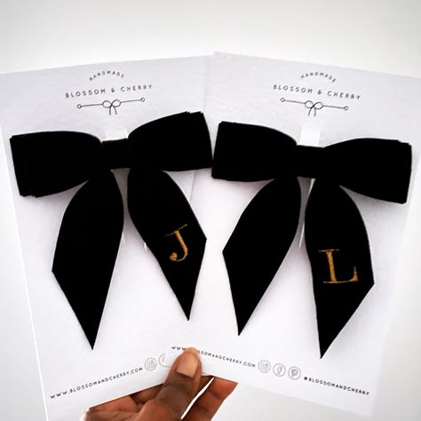 Bow Packaging Ideas, Beginner Sewing Projects Learning, Hair Accessories Packaging, Bird Template, Ribbon Logo, Velvet Bows, Fancy Bows, Give A Gift, Cute Sewing Projects