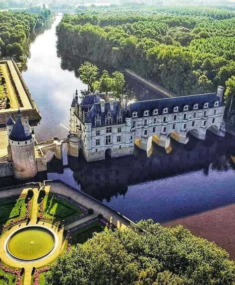 Chenonceau Castle, Travel Dairies, Three Days In Paris, Castles France, Loire Valley France, Castle Pictures, Castle Mansion, Chateau France, Amazing Buildings