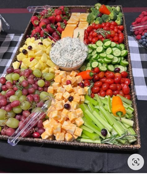 Birthday Party Appetizers For A Crowd, Fruit And Veggie Bar, Veggie Displays For Parties, Charcuterie Board Ideas Graduation Party, Grad Party Side Dishes, Graduation Buffet Ideas, 16th Birthday Food Ideas, Grad Party Ideas Food, Wedding Fruit Displays