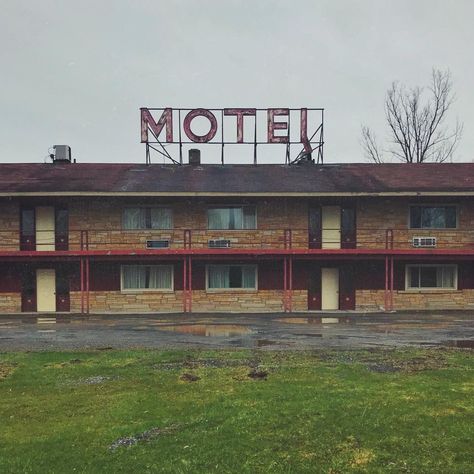 Abandoned motel. Credit: Danielle Guelbart Supernatural Motel Aesthetic, Abandoned Motel Aesthetic, Supernatural Scrapbook, Abandoned Town Aesthetic, Abandoned Nightclub, Motel Aesthetics, Creepy Motel, Abandoned Places Aesthetic, Abandoned Diner