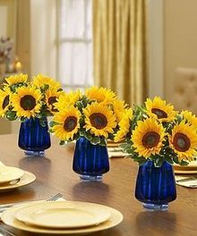 Beautiful royal blue and sunflower mason jar centerpieces for a night-time or day time engagement party! Blue Vases, Sunflower Centerpieces, Sunflower Party, Sunflower Arrangements, Sunflower Themed Wedding, Tafel Decor, Yellow Sunflowers, בר מצווה, Sunflower Decor