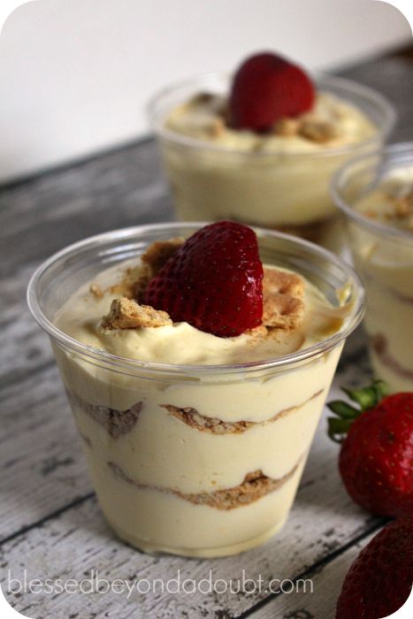 Vanilla Pudding Shooters, Individual Pudding Cups, Vanilla Pudding Trifle, Vanilla Pudding Trifle Desserts, Vanilla Pudding Parfait Cups, Vanilla Pudding Cups Ideas, Vanilla Pudding Desserts Graham Crackers, Custard Desserts Cups, Graham Cracker Vanilla Pudding Dessert