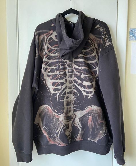 jane 🐉 on Instagram: “🚨🚨UPDATE : SOLD OUT!!!🚨🚨🚨 BLEACH SKELETON DESIGN Link on story to order!! SHIPPING : Shipping should take up to about a week or two…” Bleach Hoodie Designs Skeleton, Bleach Printed Shirts, Skeleton Shirt Design, Painted Bleach Hoodie, Bleach Hoodie Designs Diy, Skeleton Bleach Shirt, Bleached Skeleton Hoodie, Bleach Skeleton Shirt, Bleached Hoodie Diy