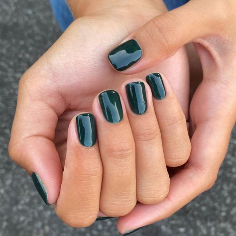 January Nail Colors, January Nail, Dark Green Nails, January Nails, Manicure Y Pedicure, Minimalist Nails, Chic Nails, 가을 패션, Green Nails