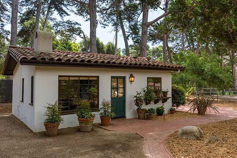 Modelos de casas de campo estilo rústico y techos de teja | Decoración Jeff Bridges, Casa Vintage, Spanish Style Homes, Spanish Revival, Guest Cottage, Village House Design, Spanish House, Studio Mcgee, Village Houses