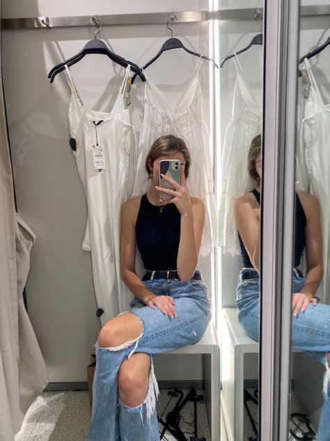 Dressing Room Pictures Instagram, Dressing Room Pictures, Fitting Room Mirror Selfie, Fitting Room Selfie, Dressing Room Selfie, Room Cute, Mirror Picture, Room Mirror, Foto Inspo