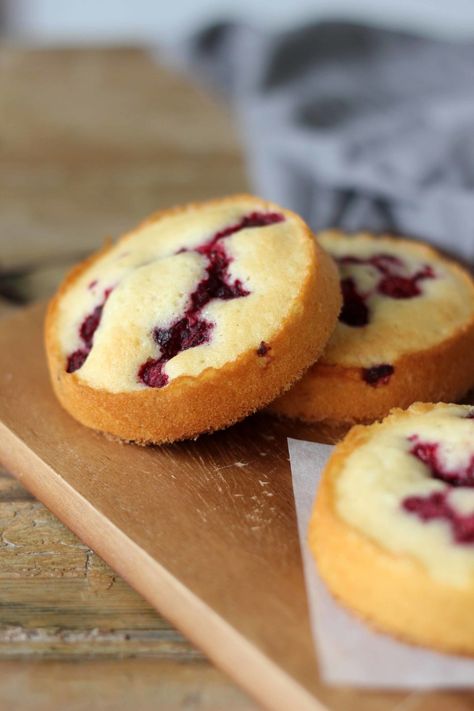 Small Cakes For Afternoon Tea, Raspberry Baking, Raspberry Cakes, Swirl Cookies, Slice Cake, Small Bakery, Small Cakes, Baking Cakes, Raspberry Cake