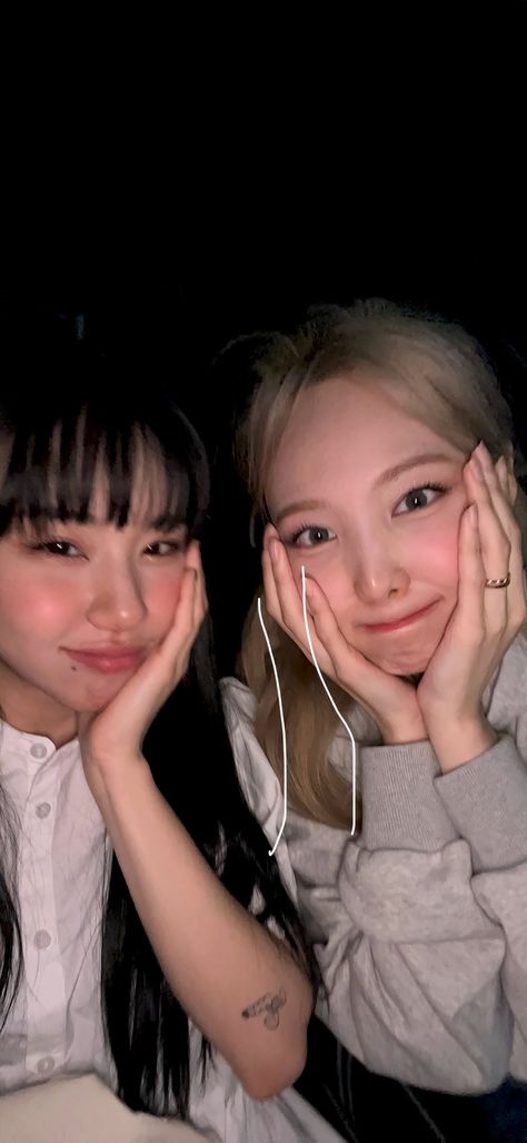 Nayeon Y Chae, Nayeon And Momo, Twice Wallpaper, Nayeon Twice, K Pop, Wallpapers