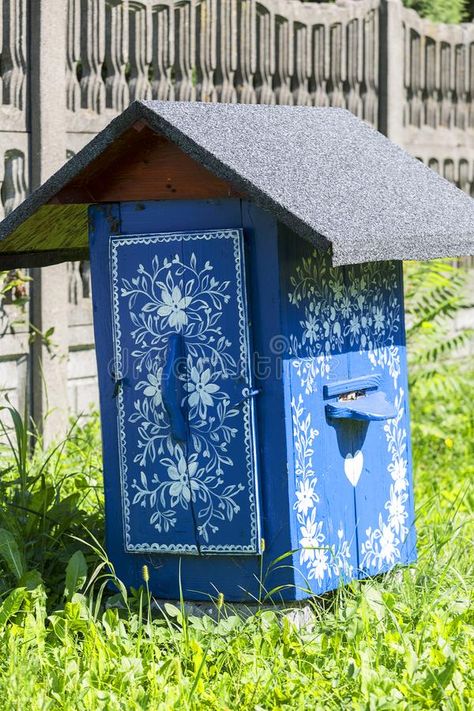 Painted old wooden beehives decorated with a hand painted colorful flowers, Zalipie, Poland. ZALIPIE, POLAND - AUGUST 3, 2018: Painted old wooden beehives stock photography Painted Bee Hives, Bee Hives Boxes, Beehive Art, Floral Motives, Beehive Design, Bee Houses, Mason Bees, Insect Hotel, Backyard Beekeeping