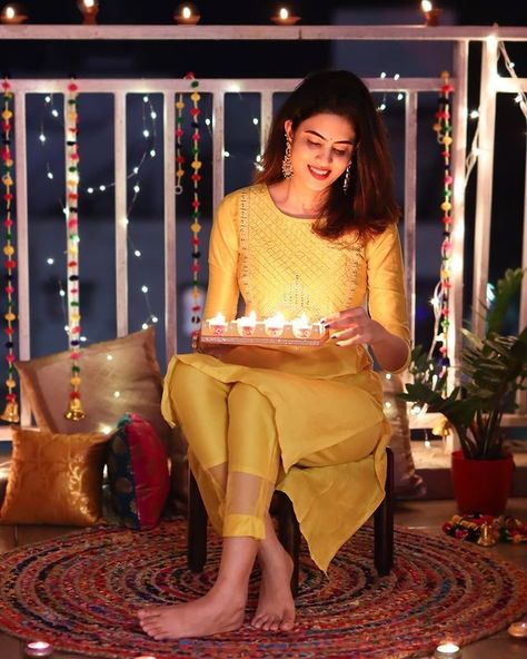 Diwali Photo Ideas For Women Creative, Diwali Poses For Women Aesthetic, Festive Photo Ideas, Diwali Photoshoot Ideas For Women, Diwali Photography Poses For Women, Diwali Photography Poses For Couple, Diwali Poses For Women, Diwali Photography Ideas, Diwali Outfit Ideas For Women