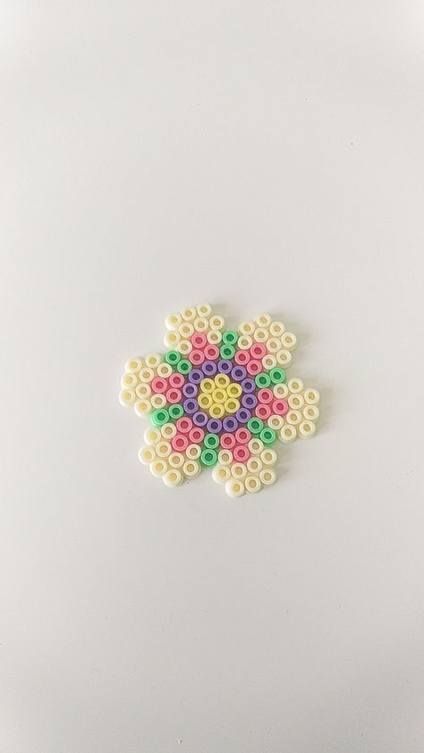 Small Perler Beads Ideas Flowers, Perler Beads Ideas Flowers, Small Flower Perler Bead Patterns, Flower Melty Beads, Flower Iron Beads, Iron Beads Flower, Peeler Bead Flower, Perler Flower Patterns, Ironing Beads Ideas Aesthetic