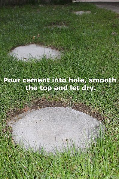 Pour cement into hole smooth the top and let dry and  why stick to round! Make Stepping Stones, Beach Landscaping, Garden Scapes, Yard Path, Stepping Stone Walkways, Concrete Creations, Dark Garden, Concrete Stepping Stones, Bottle Trees