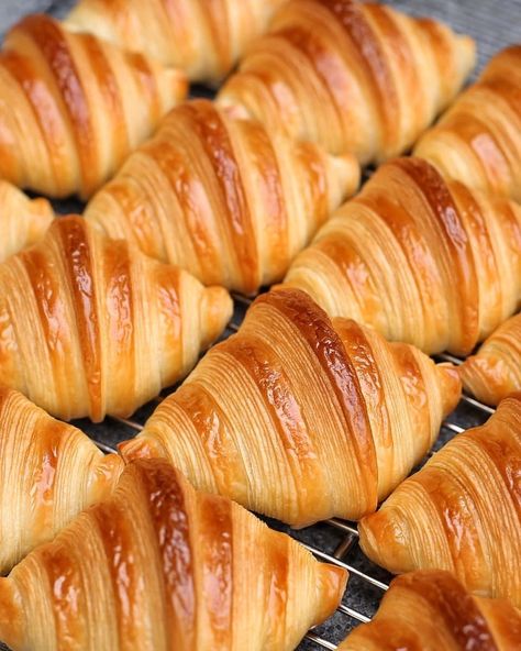 French Pastries Aesthetic, Crossiant Aesthetic, Rich Things, Croissant Aesthetic, Aesthetic Drink, French Croissant, Food Reference, Eclair Recipe, France Aesthetic