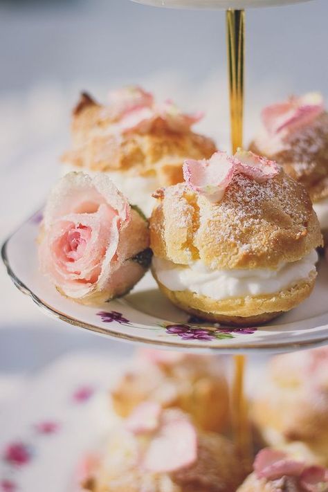 Rosewater Cream Puffs with Sugared Rose Petals Edible Flowers Recipes, Cream Puff Recipe, Rose Recipes, Rose Flavored, Puff Recipe, Flower Food, Köstliche Desserts, Cream Puffs, Eclairs