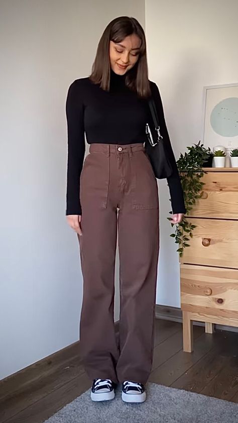 Simple Wide Leg Pants Outfit, Brown Jeans Winter Outfit, Brown Jeans Outfit Ideas, Jeans Cafe Outfit, Brown Jeans Outfit Winter, Outfit Con Pantalon Cafe, Brown Flare Jeans Outfit, How To Style Brown Jeans, Outfits With Brown Jeans