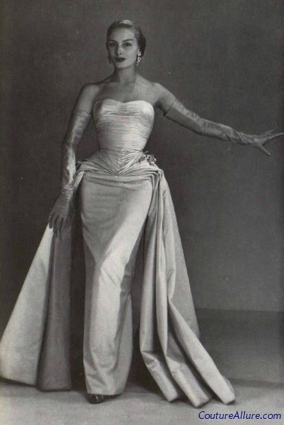 Couture Allure Vintage Fashion: Weekend Eye Candy: Jean Desses Evening Gown, 1952 Glamour Vintage, French Paris, Paris Chic, Fashion 1950s, Retro Mode, Vintage Gowns, فستان سهرة, Vintage Couture, Pierre Balmain