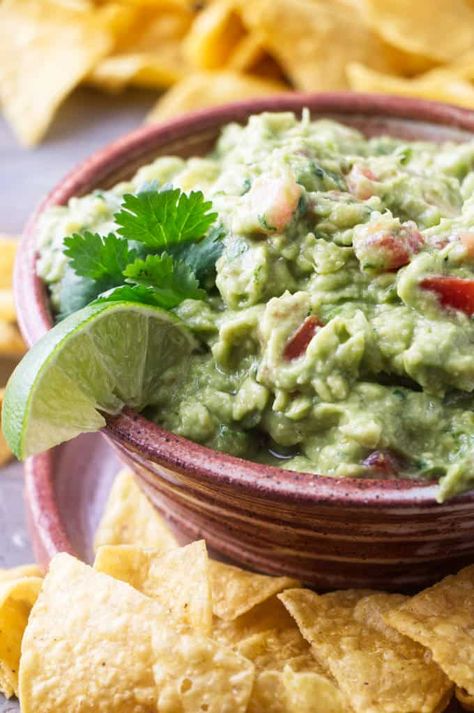 This easy guacamole salsa is studded with bright red tomatoes and tangy, zesty pepperoncini peppers. The secret to killer guacamole is creating a paste out of the onions and cilantro. This is the perfect recipe for those game days with your friends or on taco Tuesday. Put it on anything from fajitas to toast. It is sure to be a hit! Guacamole Salsa Recipe, Diy Condiments, Pizza Roll Recipe, Spicy Guacamole, Avocado Guacamole, Best Guacamole, Guacamole Recipe Easy, Chunky Guacamole, Delicious Dips