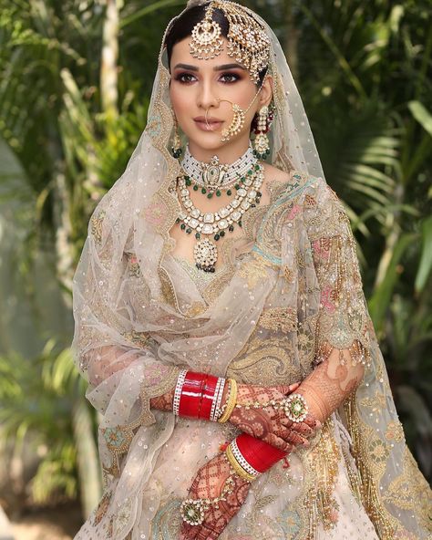 Pakistani Bridal Dupatta Draping Styles, Anand Karaj Bride, Bridal Dupatta Draping Styles, Lehenga Dupatta Draping Style, Rimple Harpreet Narula, Dupatta Draping Styles, Rimple Harpreet, Dupatta Draping, Rimple And Harpreet Narula