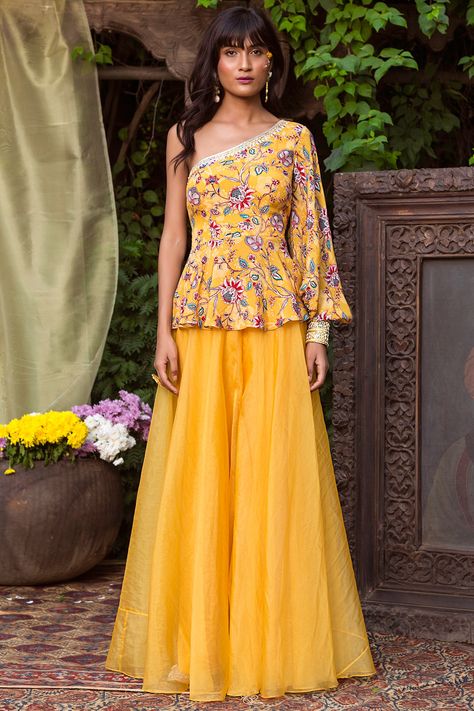 Featuring a yellow off shoulder peplum top in organza and crepe base with floral print. It is paired with matching palazzo pants.  FIT: Fitted at bust and waist. COMPOSITION: Organza, Crepe. CARE: Dry clean only. Mehndi Outfit Ideas For Bridesmaid, Dresses For Mehndi Function, Indo Western Dresses, Orang India, Mehndi Function, Haldi Dress, Mehndi Outfit, Mehndi Outfits, Haldi Outfits