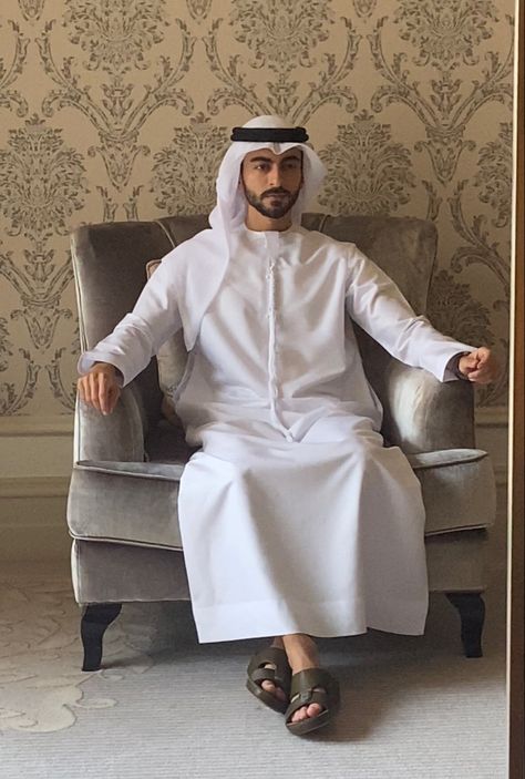 Dubai arab men Arab Clothes Men, Arabic Mens Fashion, Dubai Outfits Ideas Men, Thobes Men Arab, Dubai Men, Dubai Outfits Ideas, Thobes Men, Arabic Outfit, Middle Eastern Clothing