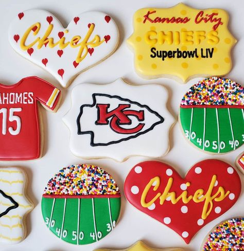 Chiefs Cookies Royal Icing, Kc Chiefs Sugar Cookies, Kc Chiefs Cookies Decorated, Taylor Swift Chiefs Cookies, Chiefs Party Food, Kansas City Chiefs Cookies Decorated, Kansas City Chiefs Sugar Cookies, Kansas City Chiefs Cupcakes, Chiefs Cookies Decorated